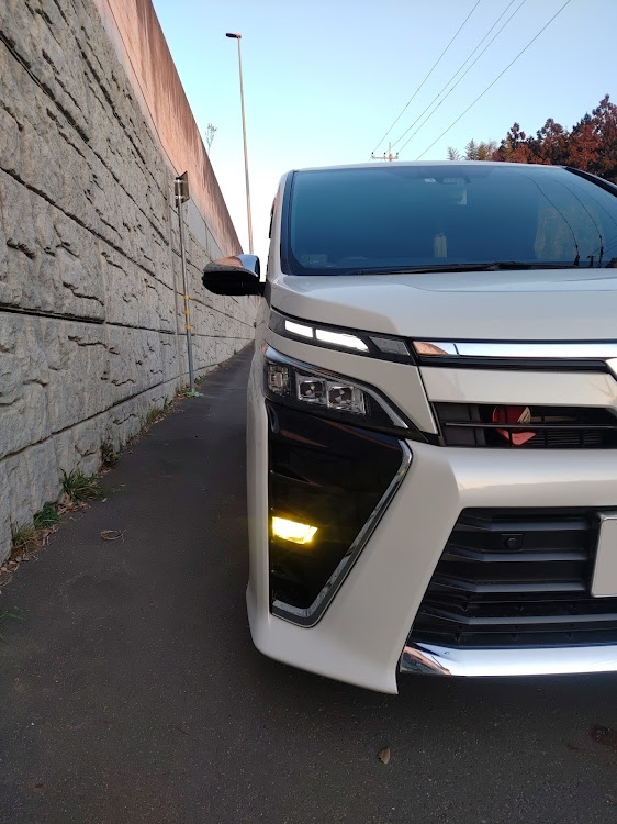 ヴォクシーの仕事帰りにパシャリ・夕日と愛車・まだ冬仕様‎(ᐡ •̥ ﻌ •̥ ᐡ)・フォグランプ点灯・いいね！をしてくれた人に感謝✨に関するカスタム事例の投稿画像3枚目
