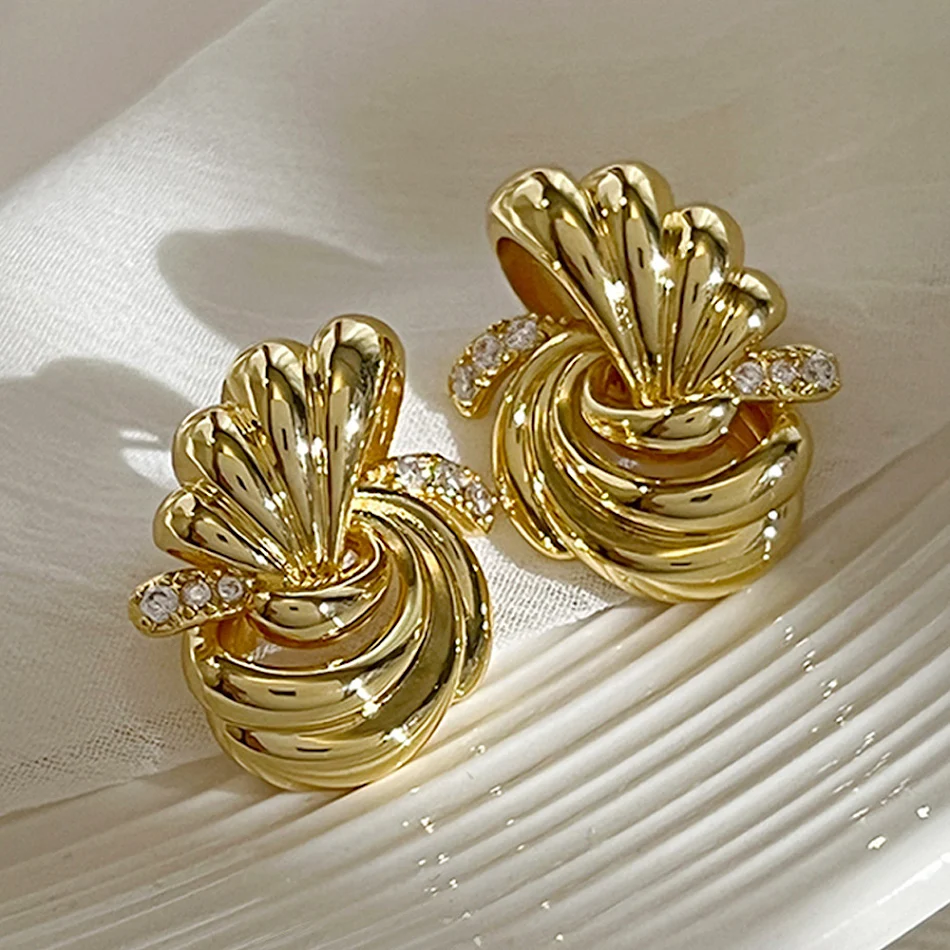 Boucles d'oreilles nouées géométriques en métal, élégantes et simples, un accessoire de mode parfait pour compléter votre look avec style et raffinement.