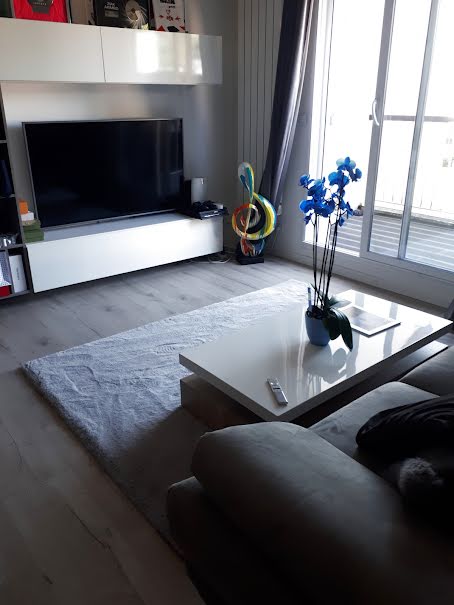 Location  appartement 3 pièces 62 m² à Sainte-genevieve-des-bois (91700), 1 050 €