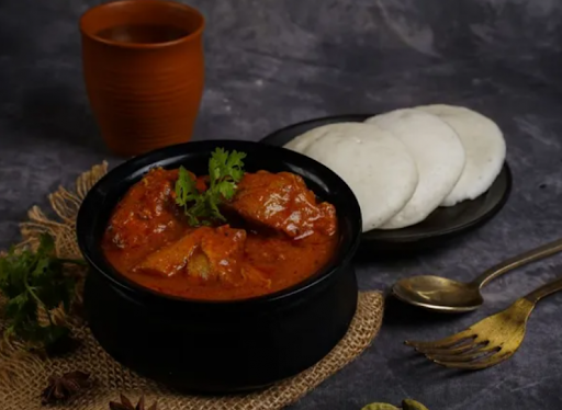 Idli With Chettinad Chicken Curry (3 Pcs)