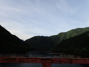 橋から予定の尾根（鉄塔）を見る