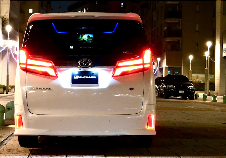 アルファードのあなたのテールは？・AGH30・GR化計画・GR ALPHARD・Revier LED reflectorに関するカスタム事例の投稿画像1枚目