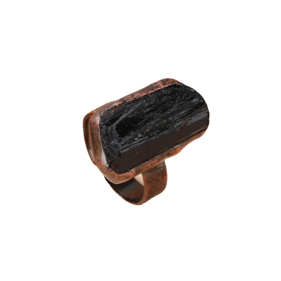 Retro Stijl Verstelbare Ring met Natuurlijke Zwarte Toermalijn, Amorfe Brons Plating. Tijdloze elegantie en bescherming, perfect voor jou.