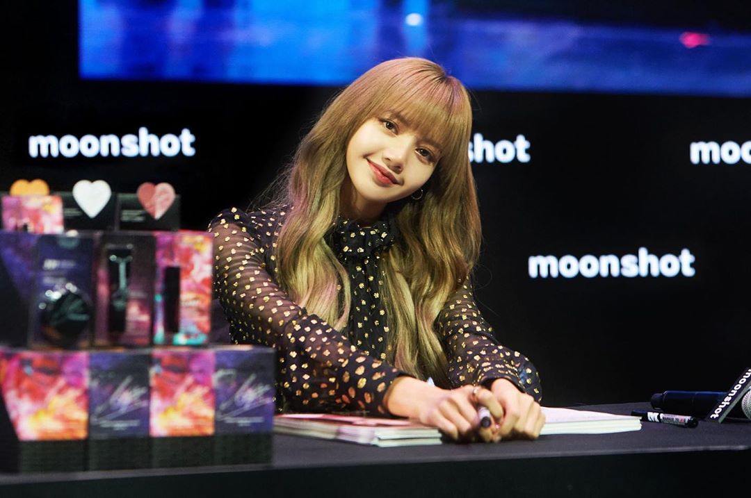 BLACKPINKs Lisa Receives This Gift From A BLINK And Immediately Bursts