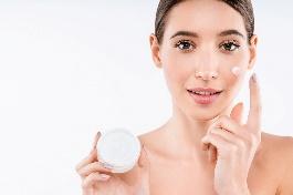 Dưỡng ẩm đều đặn hạn chế mụn trên da