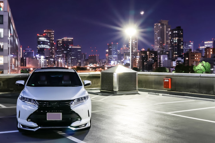 ハリアーのハリアー60系後期・白ハリ・モデリスタフルエアロ・夜景と愛車・夜のドライブ最高⤴⤴に関するカスタム事例の投稿画像2枚目
