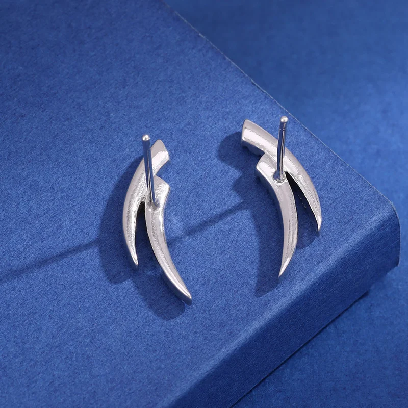 Brincos de meio círculo com microdiamantes incrustados, design simples e elegante para mulheres. Conforto e brilho diário.