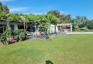 Villa avec piscine et terrasse 9