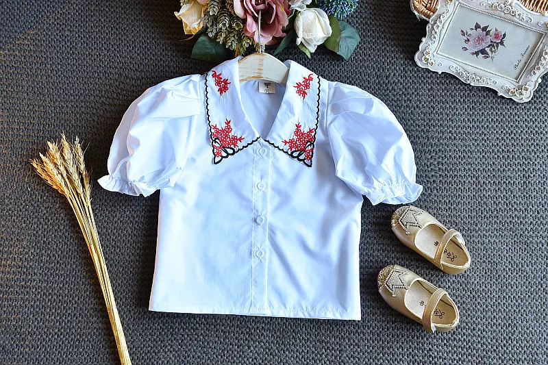 Meisjes borduurwerk poppenkraag blouse met ballonmouwen en spijkerrok set voor een schattige en modieuze outfit.