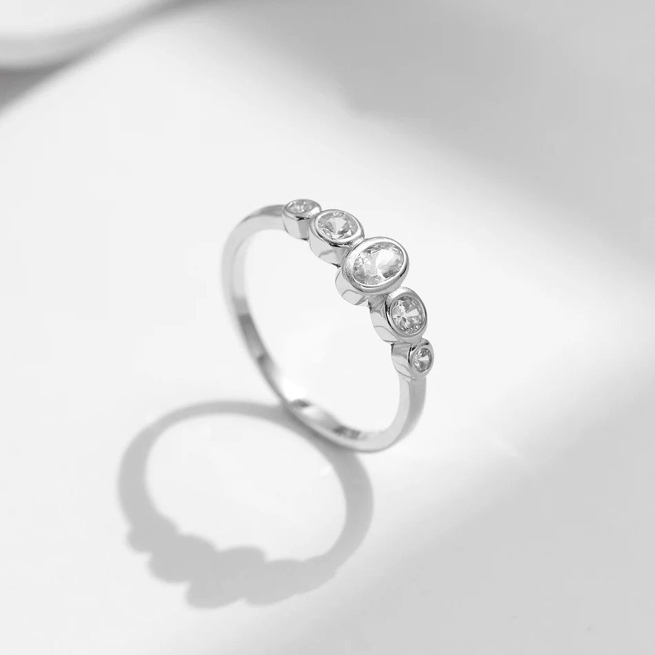 Damesring van sterling zilver met diamanten, een stralende blikvanger. Dit sieraad voegt een vleugje luxe en elegantie toe aan elke outfit.