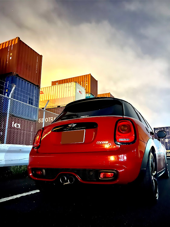 MINI 5ドアの赤い車・ミニクーパー・お尻・iPhone13pro・秋の気配に関するカスタム事例の投稿画像2枚目