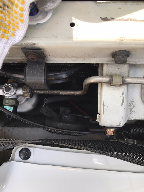 スカイライン GT-Rのがんばろうᕦ(ò_óˇ)ᕤ・いつまでつづくのか・つっかえ棒・まぁまぁの出来・エアコン配管に関するカスタム事例の投稿画像5枚目