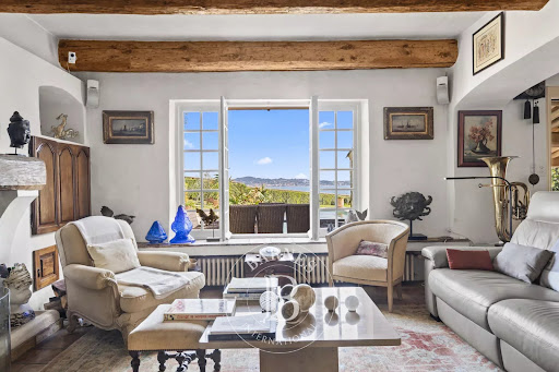 Living room with sea and vineyard view - Luxury villa for sale in Grimaud, 9 rooms, 5 bedrooms