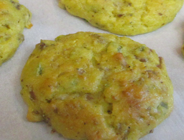 Biscuits right out of the oven.  Oh, the smell!  We burnt our fingers trying to get that first bite into our mouths!  And then a second one ~ just to make sure.  Yup.  It's really that good! 