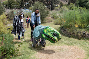 Puppetry director Siphokazi Mpofu of the uKwanda Puppetry and Design Collective trained the puppeteers in Die Voetpad van die Vrou.