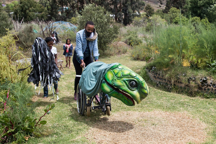 Puppetry director Siphokazi Mpofu of the uKwanda Puppetry and Design Collective trained the puppeteers in Die Voetpad van die Vrou.