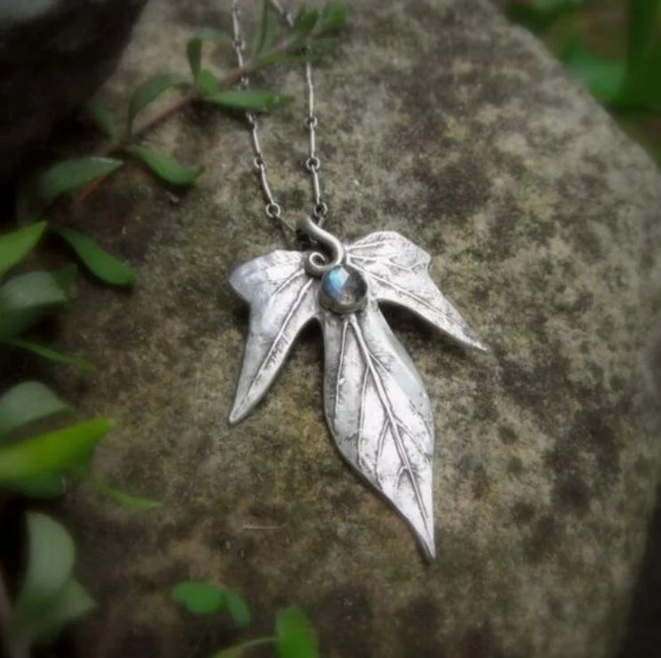 Pendentif Punk avec feuille d'érable simple et strass incrustés, bijou de mode pour femmes, un accessoire tendance pour un style audacieux et unique