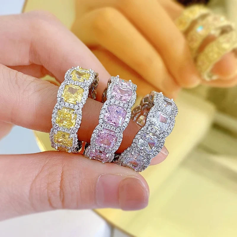 Anel de luxo em prata esterlina S925 com diamante de alto carbono simulado para um brilho excepcional e sofisticação.