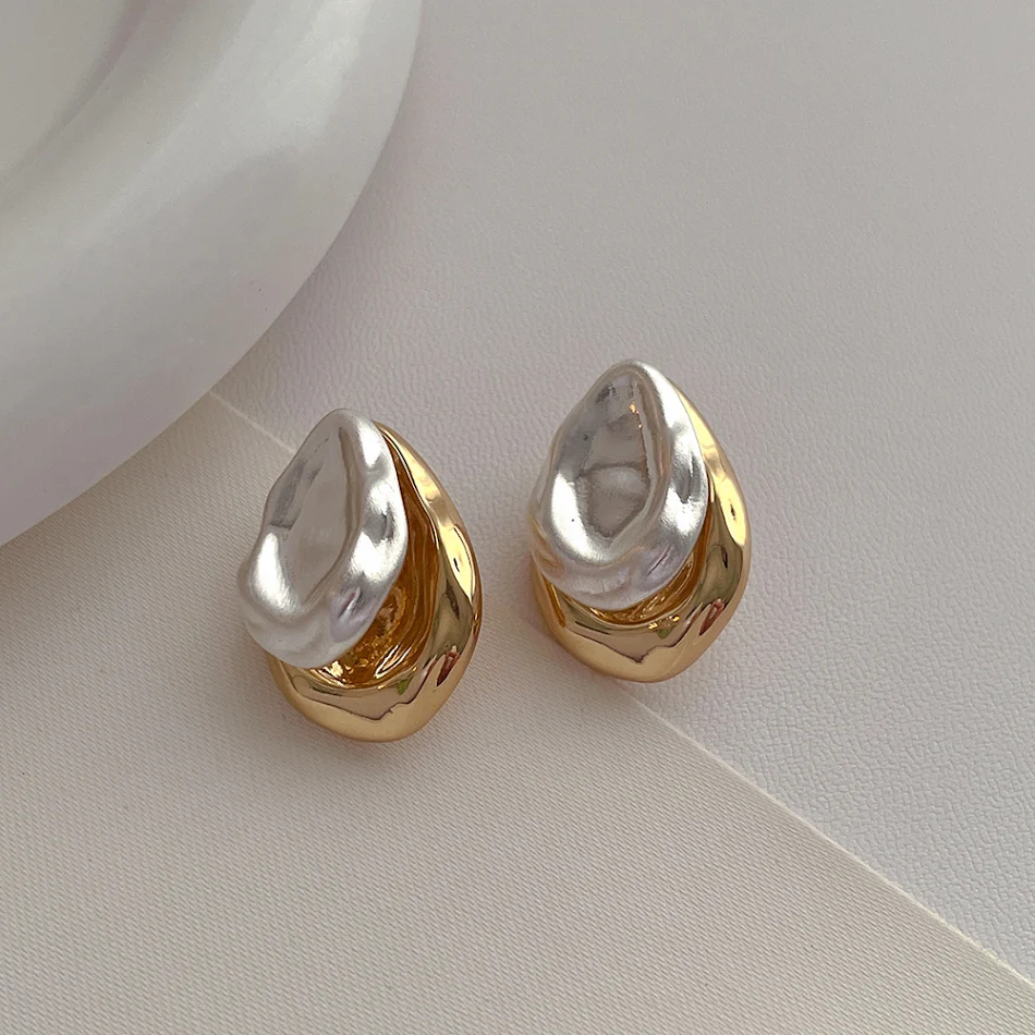 Boucles d'oreilles goutte d'eau avant et arrière, un bijou élégant et polyvalent pour toutes les occasions. Brillez avec ces studs uniques et raffinés.