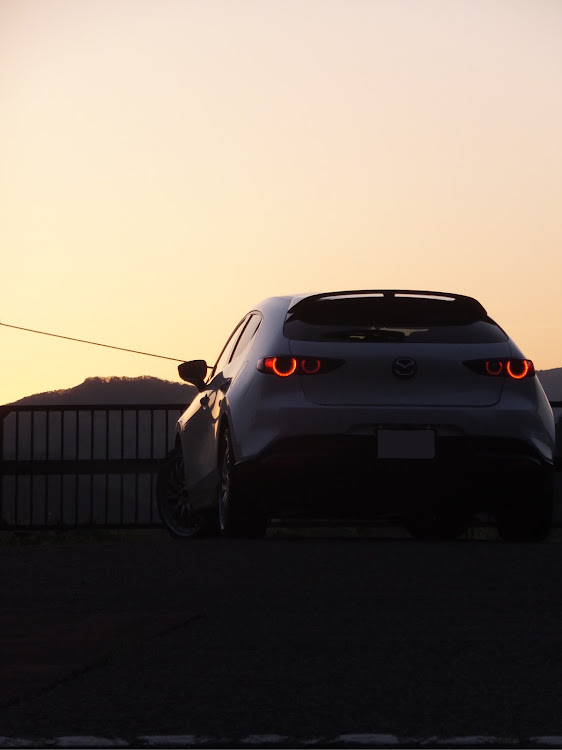 MAZDA3の5月もよろしくお願いします・夕陽・ドライブ・虫アタック・GWに関するカスタム事例の投稿画像2枚目