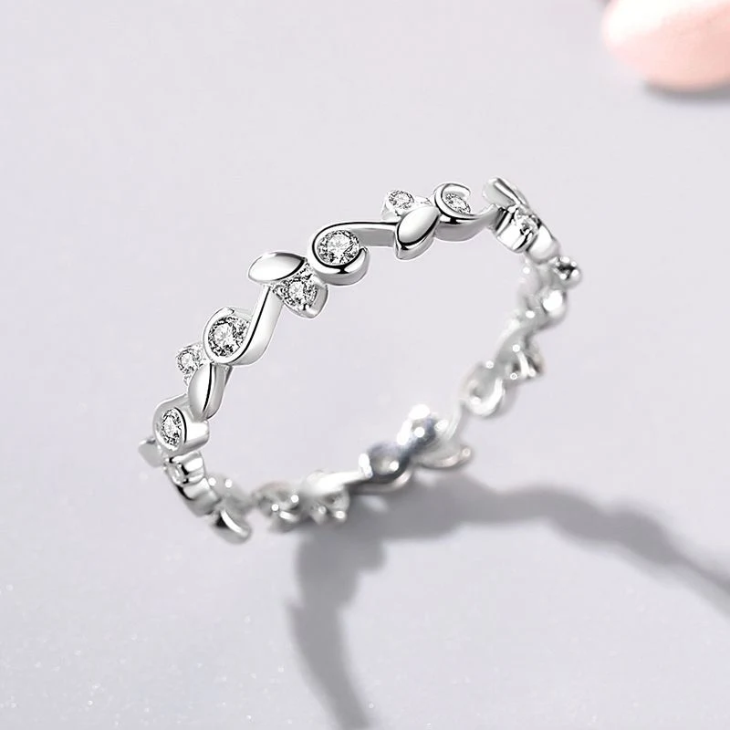 Anello con fila micro intarsiata a fiore personalizzato minimalista. Design elegante e raffinato, perfetto per ogni occasione. Un regalo ideale.