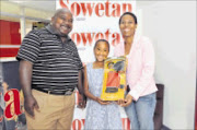 SPECIAL DOLL: Winner Sidwell Khanya with daughter Basetsana, and sponsor Molemo Kgomo. Pic. Vathiswa Ruselo. 27/10/08. © Sowetan.