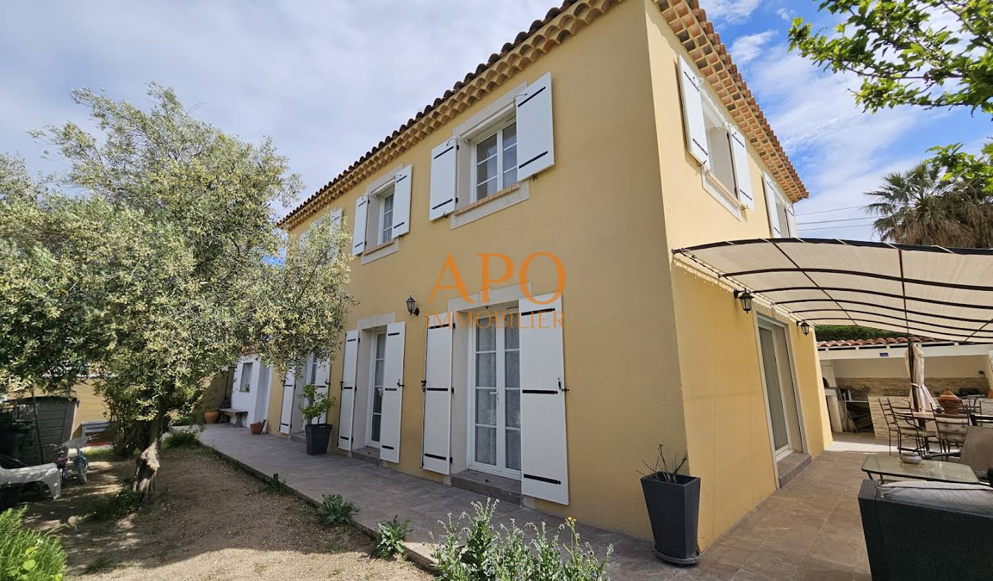 House with pool and terrace Marignane