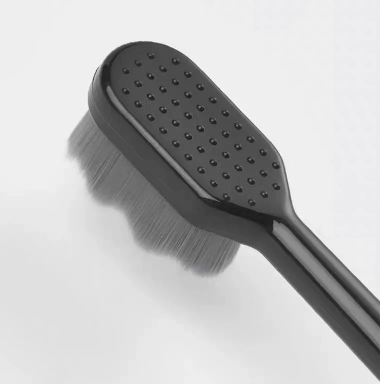Cepillo de dientes con diez mil cerdas de bambú y carbón vegetal ultrafinas para una limpieza suave y profunda, ideal para encías sensibles.