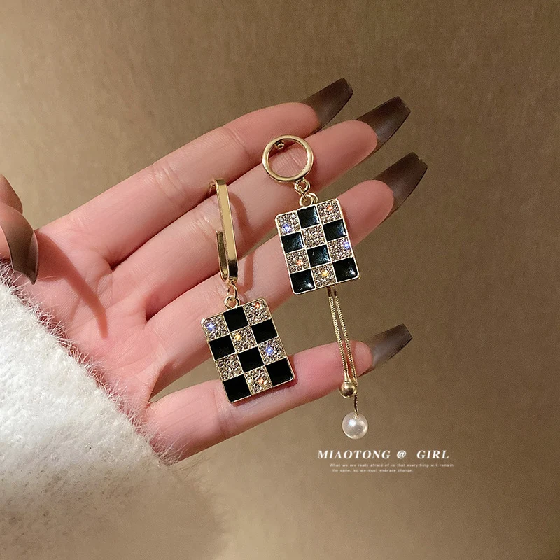 Title 11, Boucles doreilles asymétriques goutte motif pl...