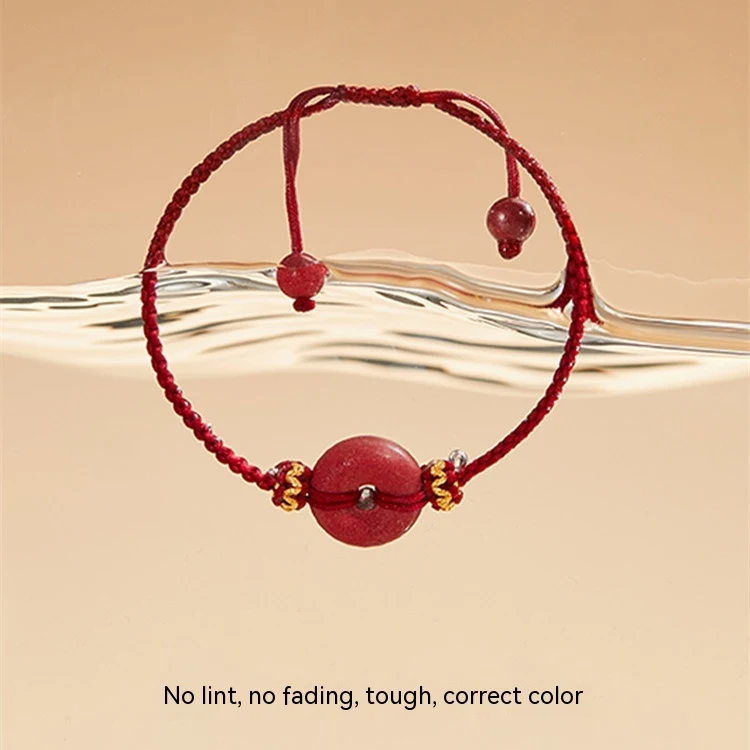 Damesmode armband geboortejaar Cinnabar Peace gesp rode touw. Een stijlvol accessoire en uniek cadeau met een persoonlijke touch.