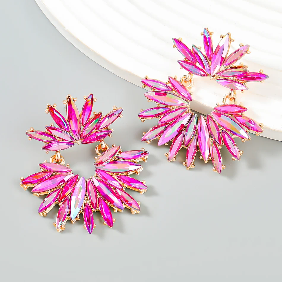 Brincos femininos de flor exagerada com diamantes, perfeitos para adicionar brilho e sofisticação a qualquer visual.