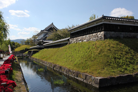 勝龍寺城：真っ赤なつつじが咲き誇る