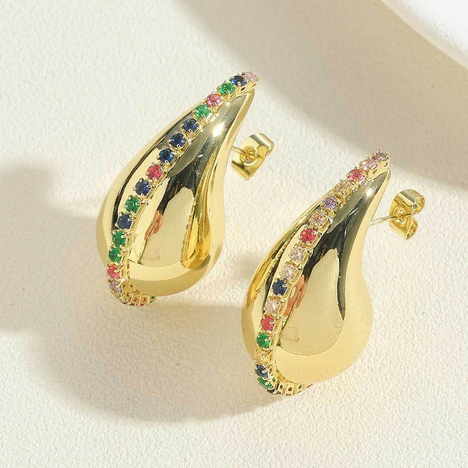 Brincos assimétricos com borla, banho de cobre, retenção de cor, ouro real 14k. Adicione um toque sofisticado ao seu visual com facilidade.