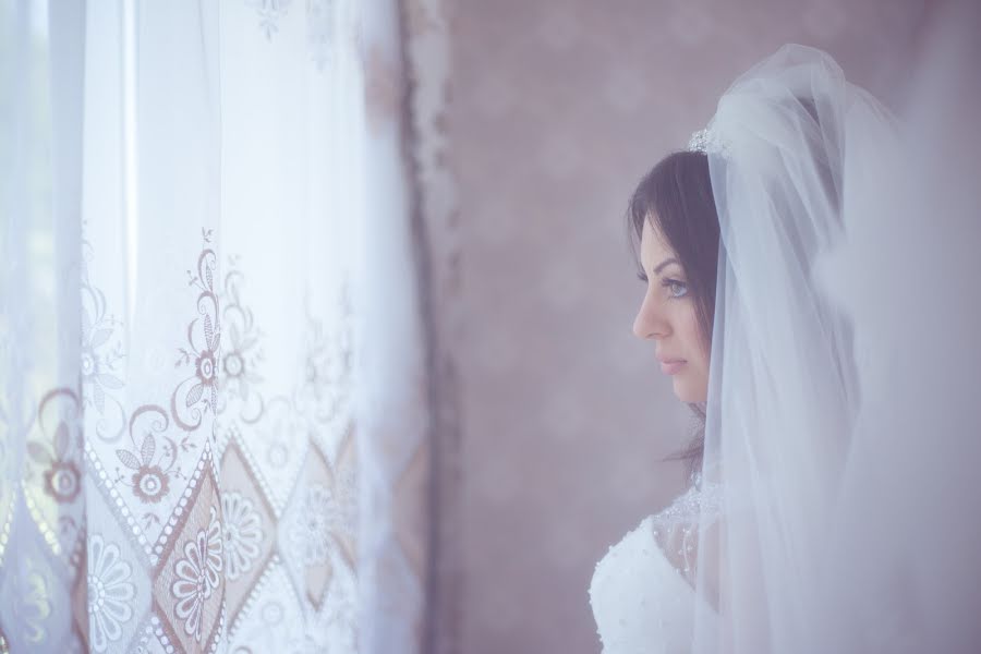 Fotógrafo de casamento Suren Khachatryan (dvstudio). Foto de 3 de outubro 2014