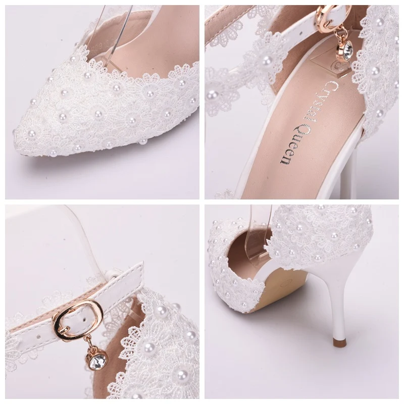 Chaussures de mariage blanches à pompons de fleurs en dentelle, élégantes et confortables. Le choix parfait pour une mariée le jour J.