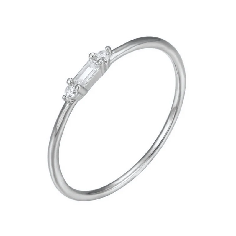 Modieuze, eenvoudige gepersonaliseerde diamantring voor dames. Elegant design voor een unieke uitstraling en een persoonlijk statement. Perfect cadeau.