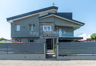 Villa with pool and garden 3