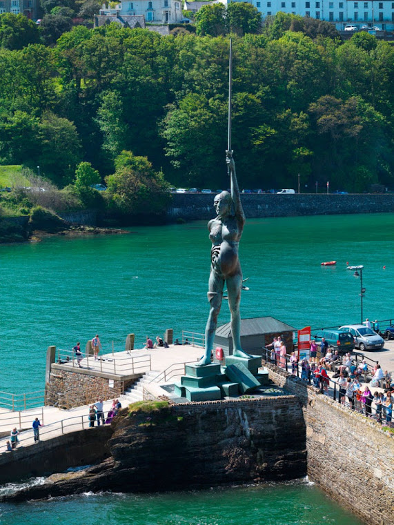 Verity, a estátua polêmica da mulher grávida