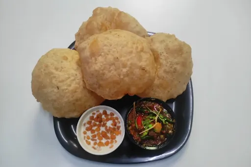 4 Ajwain Wali Poori With Aloo Ki Subji And Boondi Raita