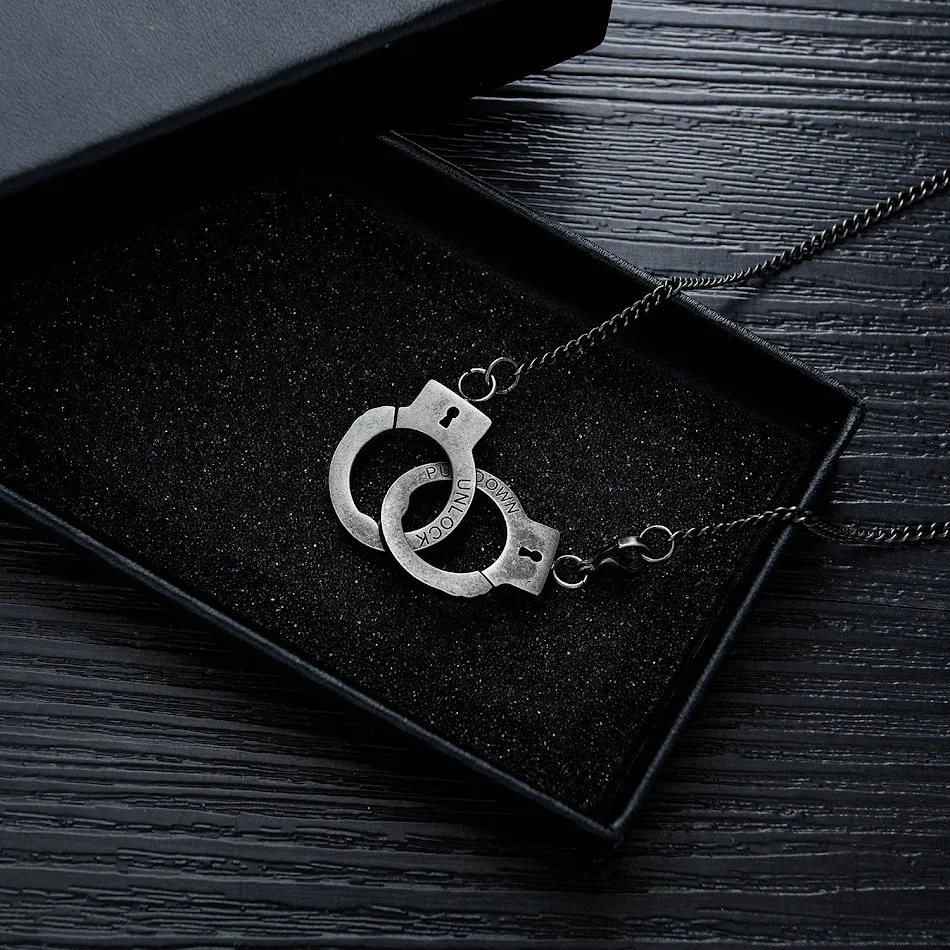 Collier menottes créatif en acier titane pour homme, pendentif hip hop en acier inoxydable, accessoire tendance, style urbain.