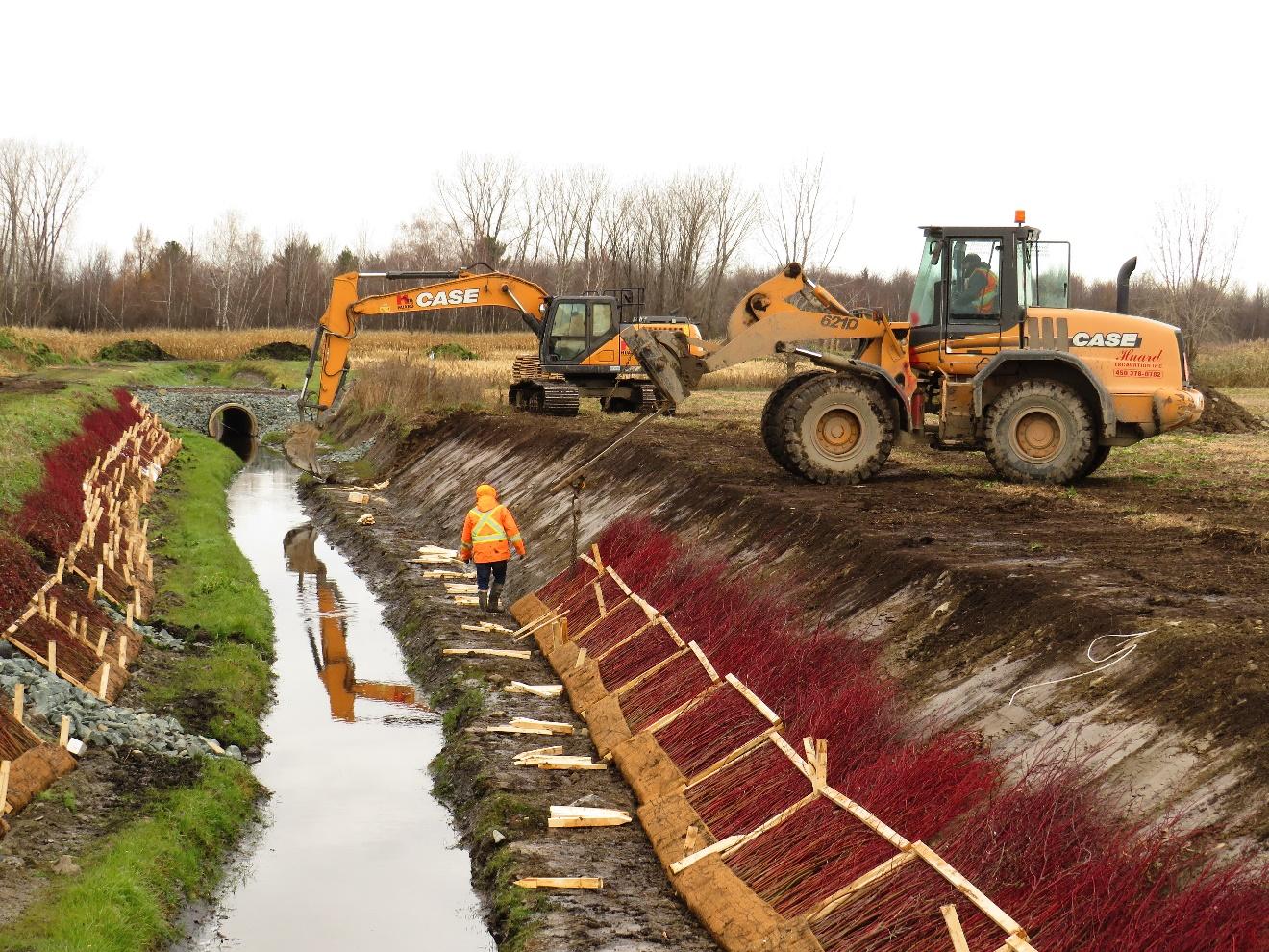 Les travaux de cours d'eau de la branche 46 du ruisseau Morpions consistent à aménager un chenal à deux niveaux et à stabiliser la berge avec des panneaux de cornouillers. 