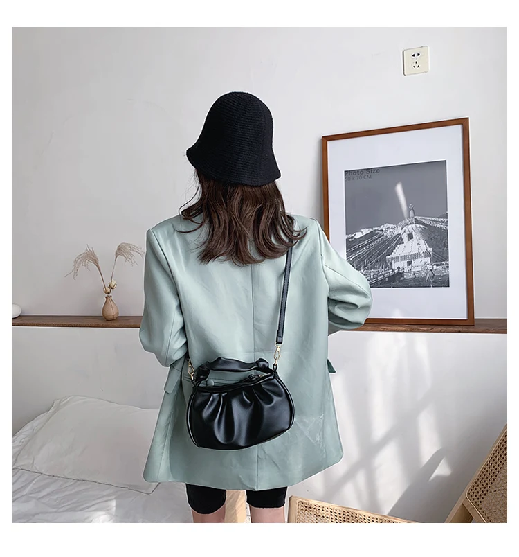 Wild Cloud crossbody tas, ideaal voor dagelijks gebruik en reizen. Draag je essentials comfortabel en stijlvol met deze praktische tas.
