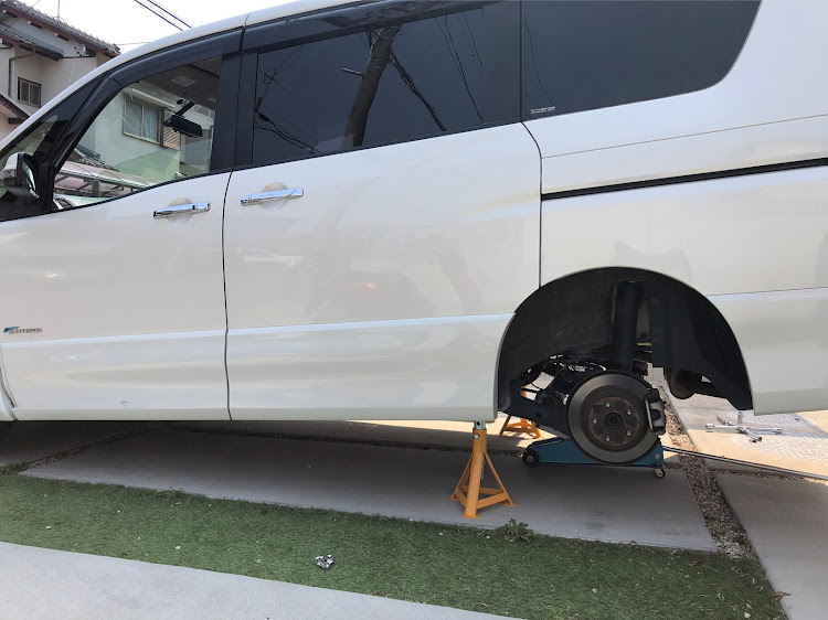 セレナのカヤバ LowferSports・ダウンサス・DIY始めました・暇だったもの・破壊神に関するカスタム事例の投稿画像2枚目