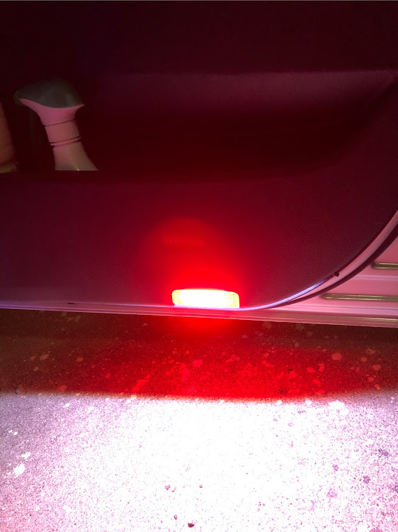 マークXジオのカーテシランプ交換・白いLEDテープ30センチ・DIY・医療従事者にエールを❗️に関するカスタム事例の投稿画像2枚目