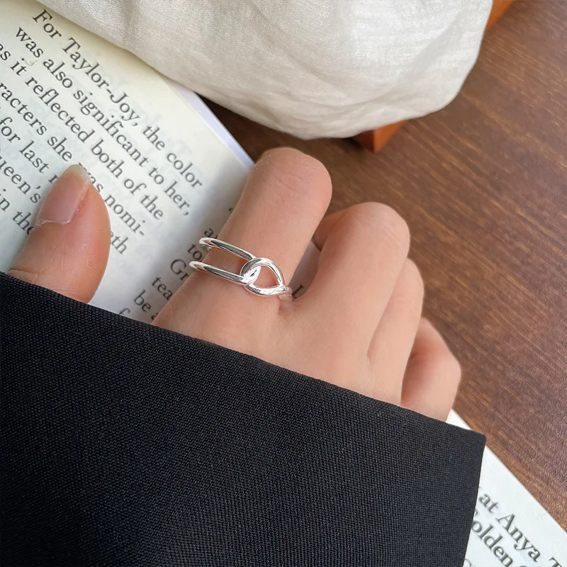 Eenvoudige, geavanceerde sterling zilveren ring. Elegant en perfect voor dagelijks gebruik, een tijdloos sieraad.