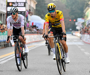 📷 Primoz Roglic lacht zijn landgenoot Tadej Pogacar vierkant uit