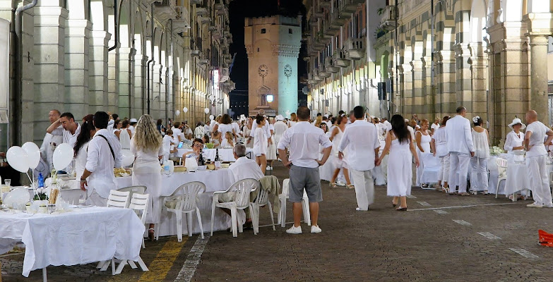 Uniti nel bianco di Piera