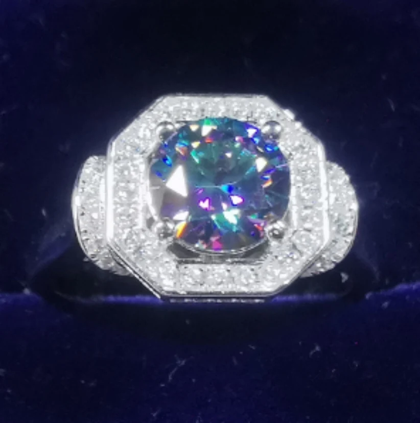 Modischer Moissanit Vier-Krallen-Ring Quadratisch Funkelnde Eleganz für Damen. Der perfekte Verlobungsring oder ein besonderes Geschenk.