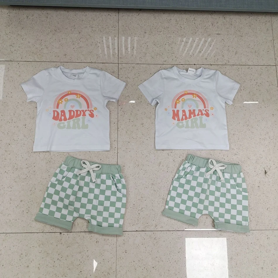 Conjunto xadrez de shorts com mangas curtas para meninas. Ideal para o verão, confortável e estiloso, perfeito para brincar e passear.