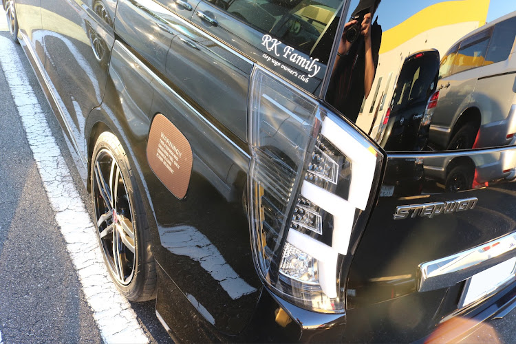 ステップワゴンのプチオフ・ステップワゴン・LEDテープ・夕日と愛車・バナナと愛車に関するカスタム事例の投稿画像3枚目
